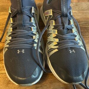 Under Armour Shoes 5.5Y girls =  7 womens